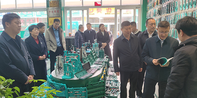 新疆維吾爾自治區(qū)克孜勒蘇柯?tīng)柨俗巫灾沃萑嗣裾酥輥?lái)臨沂五金城參觀(guān)考察